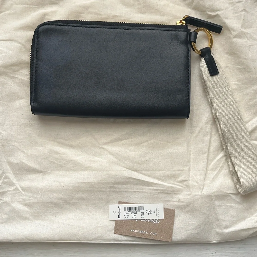 Madewell Essential Zip Clutch retails $88 - Picture 7 of 8